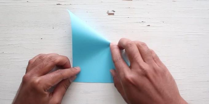 מעטפה עם הידיים: לכופף את הנייר בכיוון ההפוך 