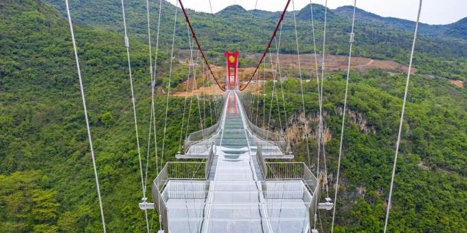 הגשרים המפחידים ביותר: גשר הזכוכית של שלוש הנקרות הואנגצ'ואן