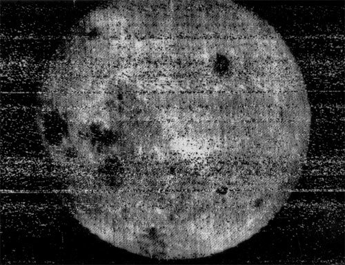 בצד התמונה הראשונה של הירח