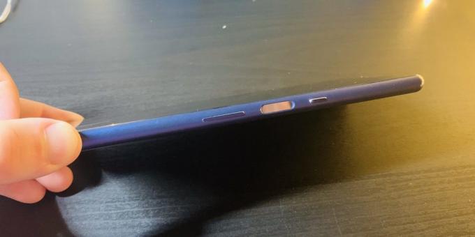 Sony Xperia 10 פלוס: קצה ימני