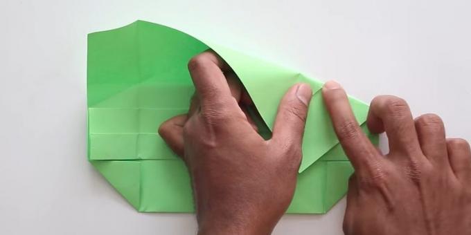מעטפה עם הידיים ללא דבק: מקפלים את הצד הימני ולסמן קפלי העליון