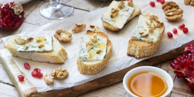 ברוסקטה עם גבינה כחולה, אגוזים ודבש