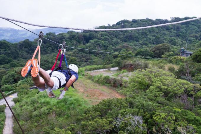 לאן ללכת לחופשה: ziplayn מעל הג'ונגל בקוסטה ריקה