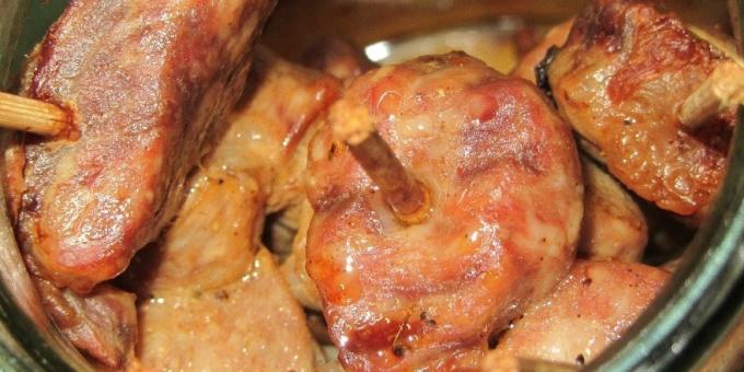 איך לבשל את הבשר בתנור: חזיר על שיפודים, אפוי בתוך סיר 
