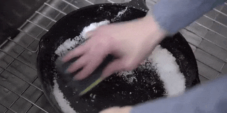 דטרגנטים עבור שטיפת כלים: חלקים סרים הדבקים באמצעות מלח וסודה