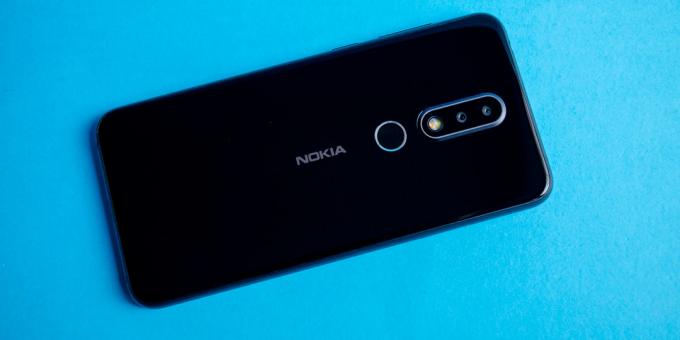 סקירה של Nokia 6.1 פלוס: כריכה אחורית