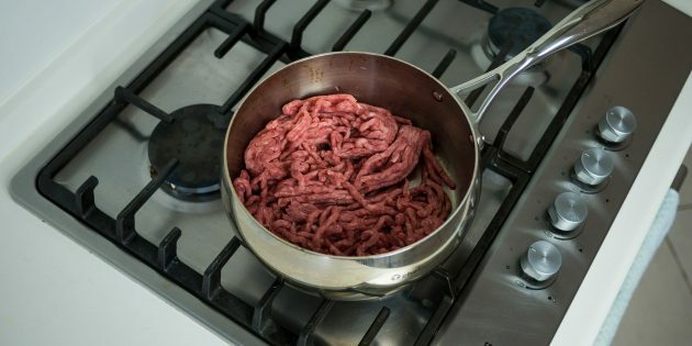 חציל אפוי עם בשר: מרתיחים בשר טחון על אש קטנה