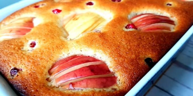 עוגה ללא בשר עם תפוחים על מיץ תפוחים