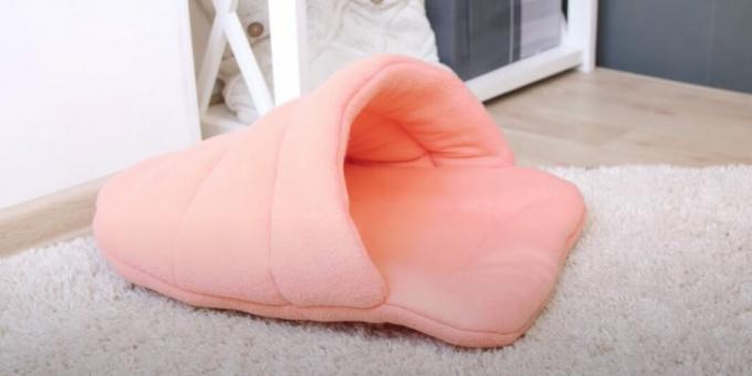 כיצד לתפור מיטת בד בצורת נעלי בית לחתול