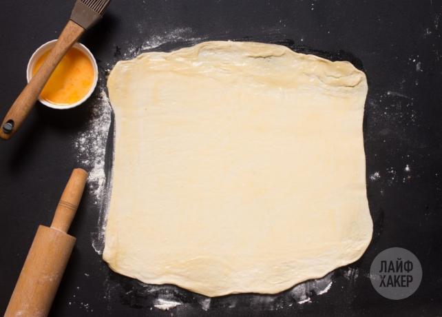 איך לבשל מקלות גבינה: לרדד בצק
