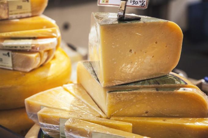 גבינה מכילה קזאין והופכת אותנו רוצים ליהנות שוב ושוב
