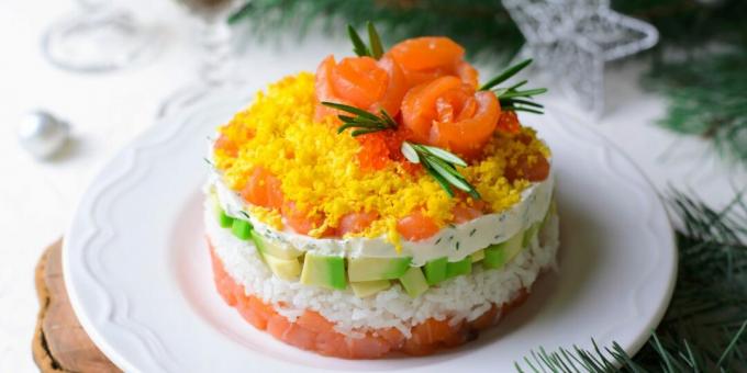 סלט שכבות עם דג אדום ואורז