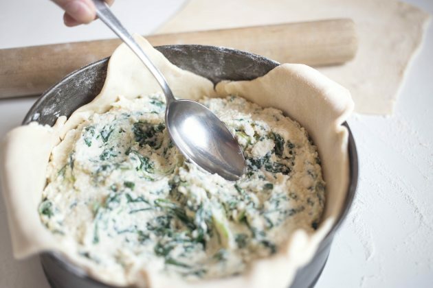 פשטידת גבינה איטלקית: מתכון. מורחים את מלית הגבינה בצורה אחידה ויוצרים בעזרת כף שלוש שקעים.