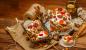 עוגות חג הפסחא עם צימוקים, פירות מסוכרים ורום