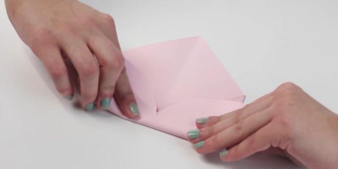 מעטפה עם הידיים: לכופף את החלק התחתון