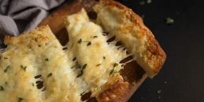 קרוטוני שום עם שלושה סוגי גבינה ועשבי תיבול ארומטיים