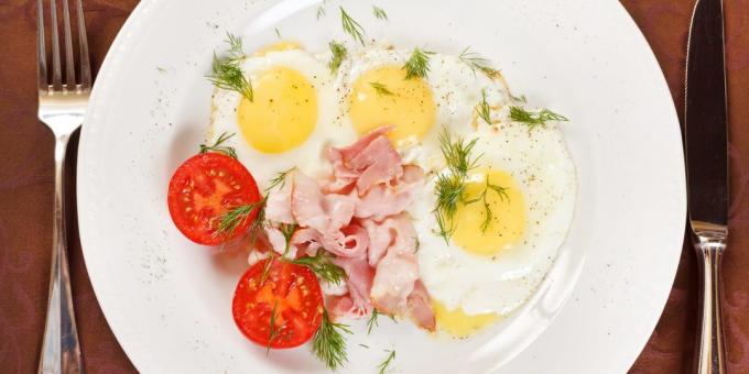 ביצים מטוגנות עם בצל, גבינה ועשבי תיבול: מתכון קל