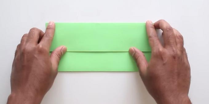 מעטפה עם הידיים ללא דבק: לקפל את החלק העליון