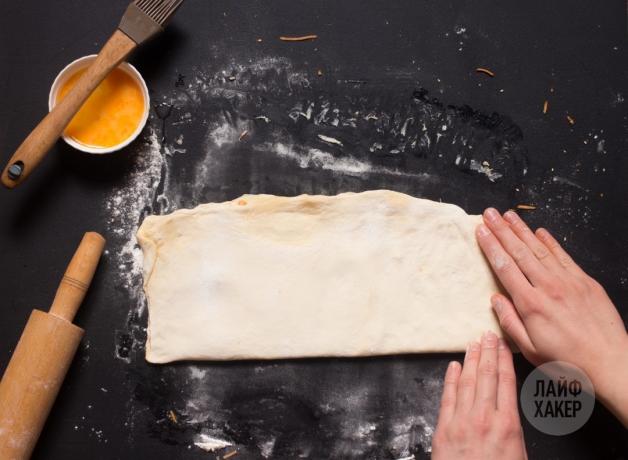 איך לבשל מקלות גבינה: מקפלים את הבצק לשניים