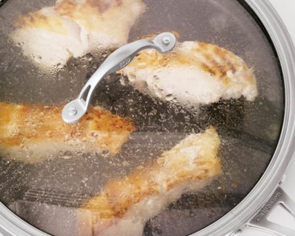 איך לבשל דגים: כיסוי עם מכסה