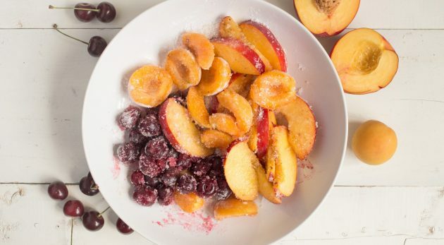 ביסקוויט חול עם פירות יער ופירות: ממלאים פירות וגרגרים בסוכר ועמילן