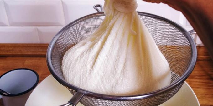 כיצד להפוך גבינה תוצרת בית: להיפטר בסרום
