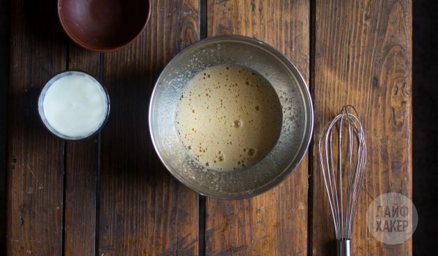 אופן הכנת פאי דובדבנים יוגורט מהיר: מקציפים את הביצה והסוכר המופרד בנפרד