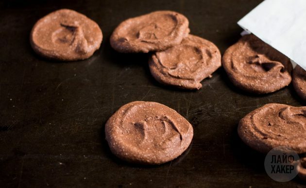 מצננים את עוגיות השוקולד צ'יפס לאחר האפייה, ואז מוציאים מהקלף