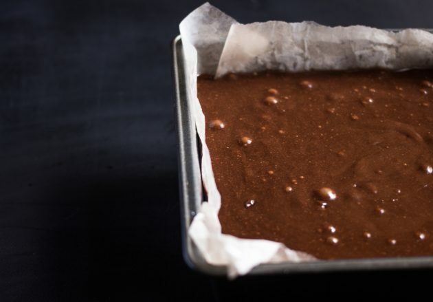 מתכון לבראוניז שוקולד: יוצקים את הבצק לתבנית