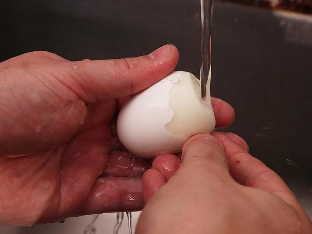 איך כראוי כדי לנקות את הביצים