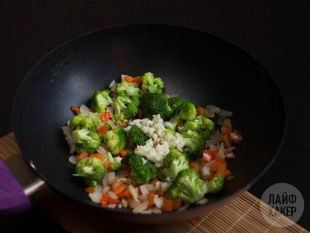 איך מכינים אורז מוקפץ: קוצצים ירקות