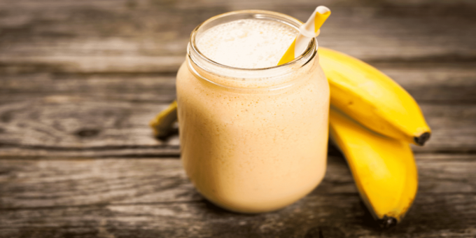 חלבון מנענע בבית: שייק חלבון בננה קלסית