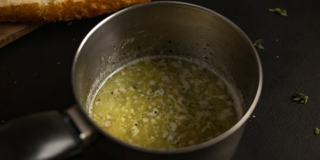 איך מכינים קרוטונים של גבינת שום: ממיסים את החמאה עם שום קצוץ ועשבי תיבול טריים