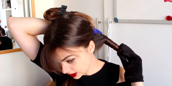 תסרוקות עם פוני: הרפירי את השיער על ברזל מסתלסל