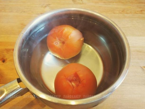 מתכון מרושל ג'ו בורגר: שים את העגבניות במים חמים למשך כמה דקות