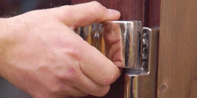 כיצד להתאים את דלת הפלסטיק: סגור את הדלת ולהסיר את המשקופים