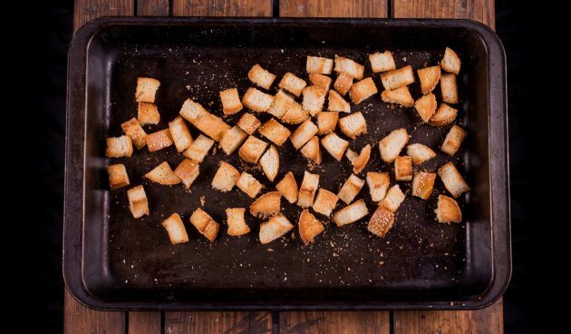 איך מכינים פונדו גבינה: מייבשים את הלחם בתנור