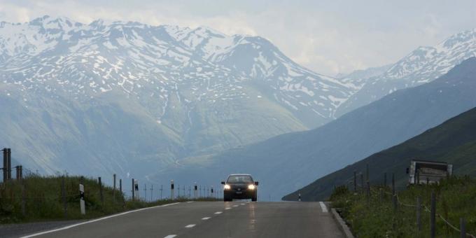 הכביש דרך מעבר Oberalp בשוויץ