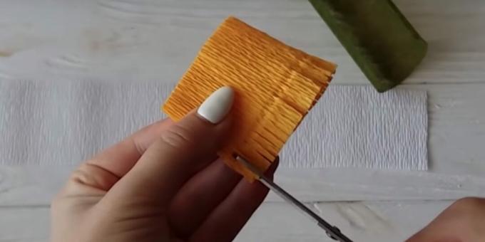 כיצד להכין זר ממתקים DIY: חיתוך רצועה