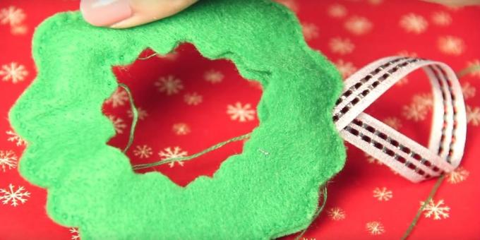 צעצועים חג המולד במו ידיהם: לתפור את הקצוות ולהוסיף לולאה