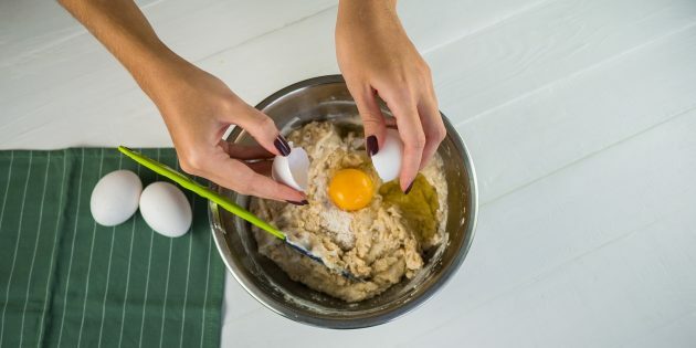 פשטידת אגס ואגוזים: הוסיפו יוגורט, חמאה וביצים
