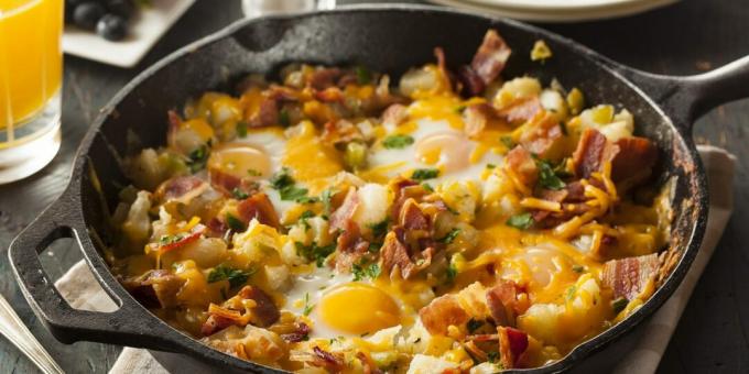 ביצים מטוגנות עם בייקון, תפוחי אדמה וגבינה