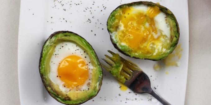 איך לבשל ביצים בתנור: ביצים אפויות סלים של אבוקדו