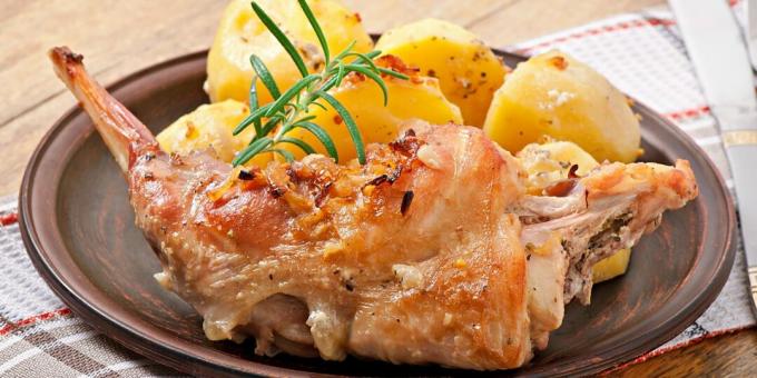 ארנב בתנור עם בצל ותפוחי אדמה: מתכון פשוט